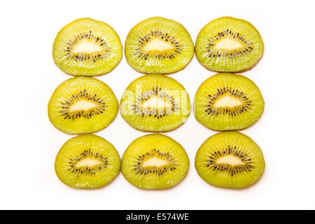 Geschnittenen Kiwi Früchten isoliert auf einem weißen Studio-Hintergrund. Stockfoto