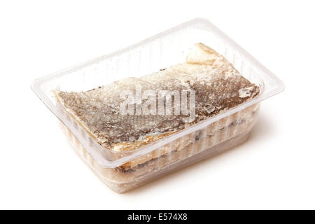 Paket von Stockfisch Fisch isoliert auf einem weißen Studio-Hintergrund. Stockfoto