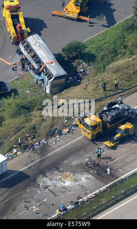 Dresden, Deutschland. 19. Juli 2014. Ein beschädigte Trainer liegt auf der Seite an einem Hang in der Nähe der Autobahn A4 in der Neustadt Bezirk Dresden, Deutschland, 19. Juli 2014. Laut der örtlichen Polizei war Coach aus Polen gegen einen Trainer aus der Ukraine in den frühen Morgenstunden um ca. 02:00 am 19. Juli abgestürzt. Neun Menschen starben in der Unfall- und mehr als 40 Passagiere anhaltende schwere Verletzungen, an lokale Krankenhäuser in der näheren Umgebung teilgenommen. Foto: Matthias Hiekel/Dpa/Alamy Live News Stockfoto