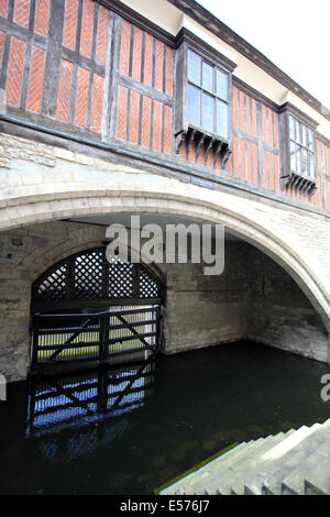 St Thomas Turm und dem berüchtigten Fluss Eingang in den Tower of London, bekannt als Traitors Gate. Stockfoto