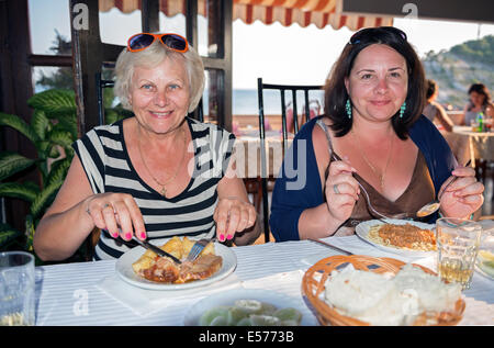 Zwei Frauen sind zu einem Abendessen im Resort-Café. Stockfoto