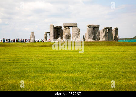 Große Anzahl von Touristen in der Jungsteinzeit Weltkulturerbe stehende Steine von Stonehenge, Wiltshire, England Stockfoto