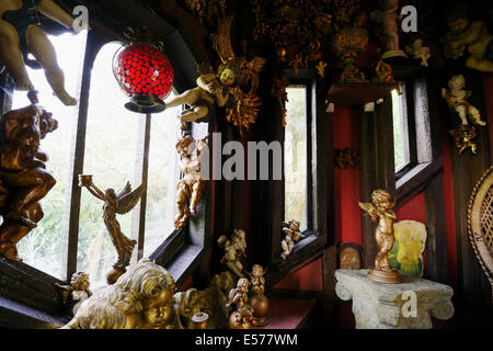 Innenraum der Angel House Torheit von Terry Barter am Sculptureheaven Skulpturengarten, Rhydlewis, Llandysul, Wales, UK. Stockfoto