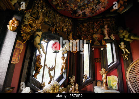 Innenraum der Angel House Torheit von Terry Barter am Sculptureheaven Skulpturengarten, Rhydlewis, Llandysul, Wales, UK. Stockfoto