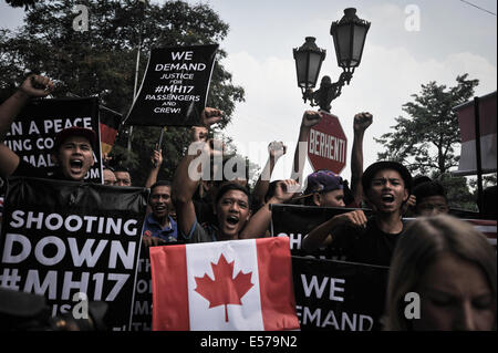 Kuala Lumpur, MALAYSIA. 22. Juli 2014. Malaysische Aktivist schreit Motto während einer Protestaktion vor Russland Botschaft in Kuala Lumpur am 22. Juli 2014.Mohd Firdaus/NurPhoto Credit: Mohd Firdaus/NurPhoto/ZUMA Draht/Alamy Live News Stockfoto