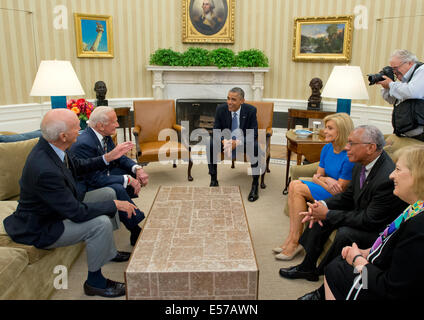 Washington DC, USA. 22. Juli 2014. US-Präsident Barack Obama trifft Vertreter der Apollo 11 zum 45. Jahrestag der ersten bemannten Landung auf dem Mond im Oval Office des weißen Hauses in Washington, D.C. auf Dienstag, 22. Juli 2014 zu erkennen. Bildnachweis: Ron Sachs / Pool über CNP/Dpa/Alamy Live News Stockfoto