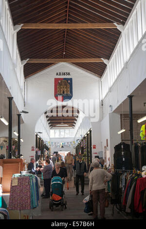 Shopper im Inneren der historischen Trümmern Markthalle in Devizes, Wiltshire, England Stockfoto