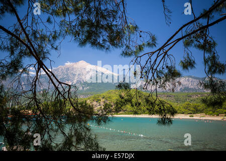 Blick auf das Meer von der Küste in der Nähe der antiken Stadt Phaselis. Kemer, Provinz Antalya, Türkei Stockfoto