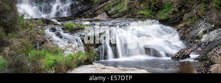 Panorama-Landschaft Wasserfall Detail über Felsen fließt Stockfoto