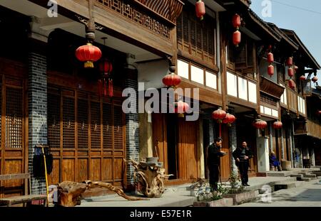 XIN XING ZHEN, CHINA: Traditionelle Sichuan aus Holz und Stuck Fachwerk Häuser mit Überhängen Linie Hauptstraße der Stadt Stockfoto