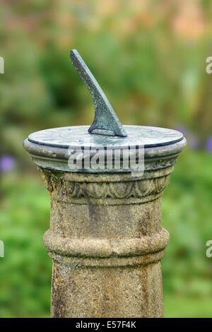 Sonnenuhr in Dorset UK Garten mit Fokus Hintergrund. Stockfoto