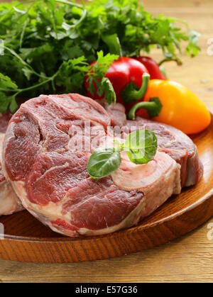 frisches rohes Fleisch Ossobuco auf einem Holzbrett Stockfoto