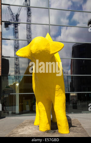 Leuchtend gelbe Skulptur von einem Superlambanana in der Tithebarn Straße, außerhalb der Liverpool John Moores University, Merseyside. Stockfoto