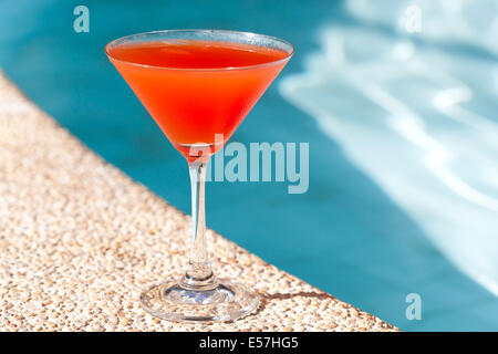 Cocktail Margarita mit Eis in der Nähe von Schwimmbad, niemand Stockfoto