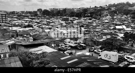 1. August 2013 - Kampala, Uganda - Katanga in Kampala ist ein Slum-Community wo mehr als 20.000 Menschen unter Bedingungen extremer Armut und ohne grundlegende Infrastruktur wie permanente Frischwasserversorgung und Backsteinhäuser, inmitten der Shanty-Häuser Leben, eine Gruppe von ambitionierten Kämpfer versuchen, für ein besseres Leben zu erreichen. Während sammeln Bananenschalen um zu überleben, sie sind begeistert von den Boxen, und sie weiterhin ihren Kampf trotz der Verachtung, die oft offen geäußert wird. Rhino-Boxer-Club mitten in den Slums von Katanga, sodass für kurze Momente der Flucht, wo Fi Stockfoto