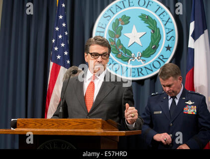 Austin, Texas, USA. 21. Juli 2014. Texas-Gouverneur Rick Perry kündigt Entsendung von bis zu 1.000 Soldaten der Nationalgarde entlang der Grenze zu Texas-Mexiko, US Border Patrol bei der illegalen Einwanderung zu stoppen. Texas hat eine riesige Spitze in illegale Aktivitäten und Perry hat schlechte ansprechen der USGovernment kritisiert. Bildnachweis: Bob Dämmrich/Alamy Live-Nachrichten Stockfoto