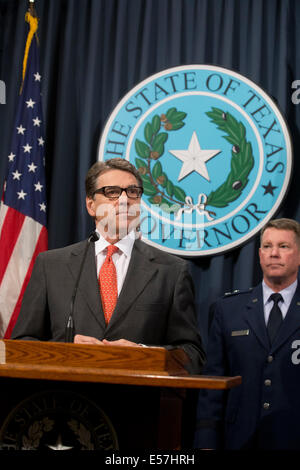 Austin, Texas, USA. 21. Juli 2014. Texas-Gouverneur Rick Perry kündigt Entsendung von bis zu 1.000 Soldaten der Nationalgarde entlang der Grenze zu Texas-Mexiko, US Border Patrol bei der illegalen Einwanderung zu stoppen. Texas hat eine riesige Spitze in illegale Aktivitäten und Perry hat schlechte ansprechen der USGovernment kritisiert. Bildnachweis: Bob Dämmrich/Alamy Live-Nachrichten Stockfoto