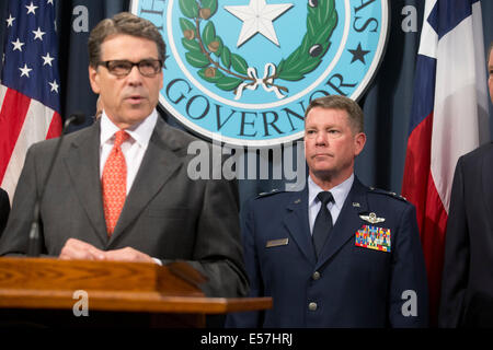 Austin, Texas, USA. 21. Juli 2014. Texas-Gouverneur Rick Perry kündigt Entsendung von bis zu 1.000 Soldaten der Nationalgarde entlang der Grenze zu Texas-Mexiko, US Border Patrol bei der illegalen Einwanderung zu stoppen. Texas hat eine riesige Spitze in illegale Aktivitäten und Perry hat schlechte ansprechen der USGovernment kritisiert. Bildnachweis: Bob Dämmrich/Alamy Live-Nachrichten Stockfoto