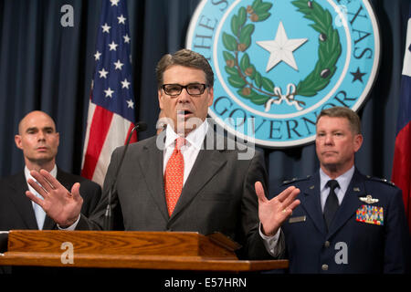 Austin, Texas, USA. 21. Juli 2014. Texas-Gouverneur Rick Perry kündigt Entsendung von bis zu 1.000 Soldaten der Nationalgarde entlang der Grenze zu Texas-Mexiko, US Border Patrol bei der illegalen Einwanderung zu stoppen. Texas hat eine riesige Spitze in illegale Aktivitäten und Perry hat schlechte ansprechen der USGovernment kritisiert. Bildnachweis: Bob Dämmrich/Alamy Live-Nachrichten Stockfoto