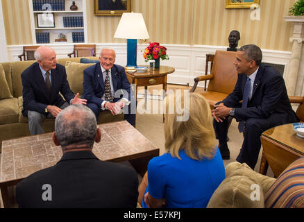 Washington, D.C., USA. 22. Juli 2014. US-Präsident Barack Obama trifft sich mit Apollo 11 Astronauten Michael Collins, sitzt links, Buzz Aldrin, Carol Armstrong, Witwe von Kommandant von Apollo 11, Neil Armstrong, NASA-Administrator Charles Bolden und Patricia Falcone, OPNT Associate Director for National Security & International Affairs, ganz rechts, im Oval Office des weißen Hauses 22. Juli 2014 in Washington, DC. Obama begrüßte die Astronauten auf der 45. Jubiläumswoche die Apollo 11 Mondlandung. Bildnachweis: Planetpix/Alamy Live-Nachrichten Stockfoto