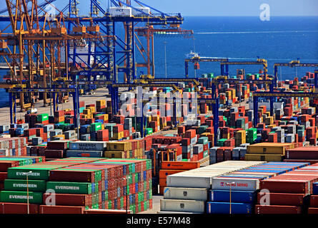 Die Container-Terminal in Perama, Piräus, Neo Ikonio, Attika, Griechenland. Stockfoto