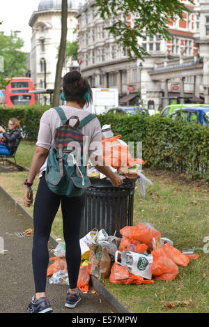 überfüllte waste bin London Park Sainsburys Taschen Stockfoto