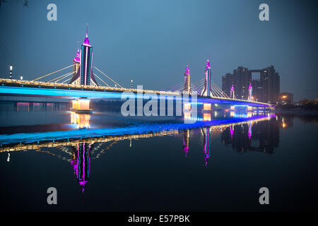 Die Jade-Gürtel Straßenbrücke, beleuchtet in der Nacht, über den Canal Grande, im Bezirk Tongzhou Großraum Peking, China. Stockfoto