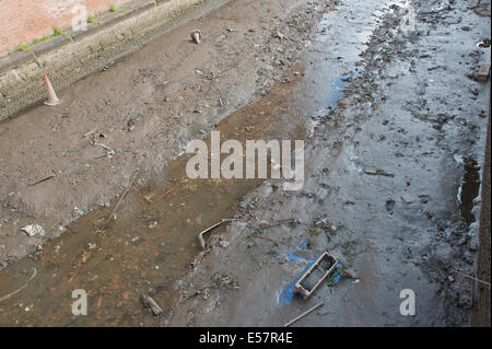 Vandalen entwässert einen Teil der Rochdale Kanal in der Nähe der Ancoats Fläche von Manchester, UK. Stockfoto