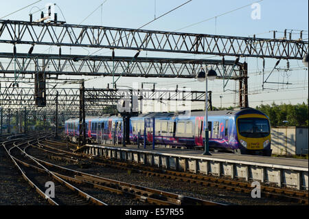 Ein erstes TransPennine ADtranz / Bombardier Express Class 170 Turbostar tritt Manchester Piccadilly Bahnhof. Stockfoto