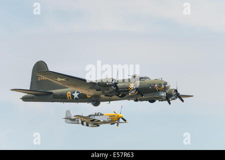 Sally B fliegende Festung fliegen mit einem P51D mustang Stockfoto