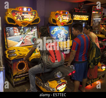 Coney Island; Videospiel-Arkaden mit GewalttÃ ¤ tige Spiele sind beliebt bei Jugendlichen und teenage Boys zusammen mit einigen Erwachsenen Stockfoto