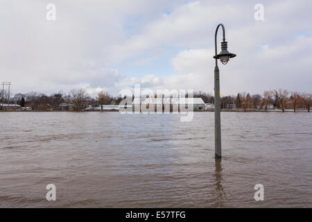 Die Ufer des Flusses Grand als Wasser überflutet ein Park und Trail in Caledonia, Ontario, Kanada. Stockfoto