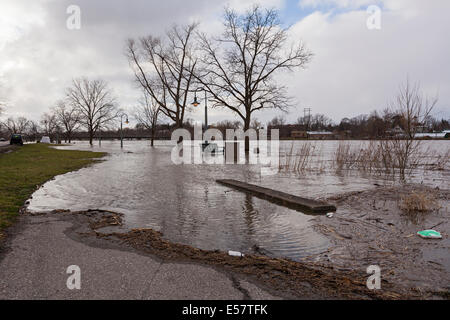 Die Ufer des Flusses Grand als Wasser überflutet ein Park und Trail in Caledonia, Ontario, Kanada. Stockfoto