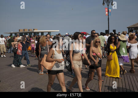 An warmen Sommertagen ist die Promenade auf Coney Island immer voll mit allen möglichen Leuten. Stockfoto