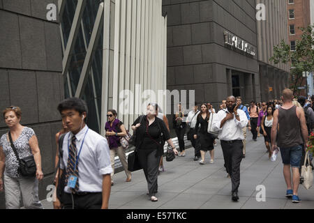 Gehsteig entlang E. 42nd Street in Manhattan, New York City. Stockfoto