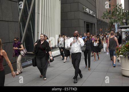 Gehsteig entlang E. 42nd Street in Manhattan, New York City. Stockfoto