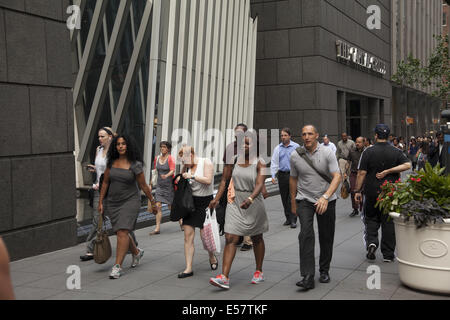 Gehsteig entlang E. 42nd Street in Manhattan, New York City. Stockfoto