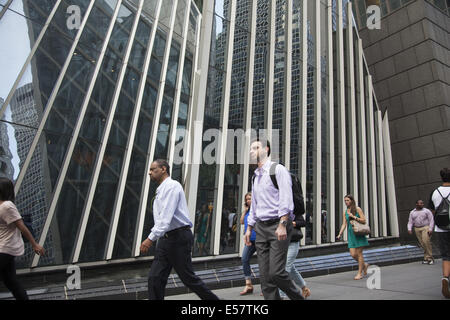 Gehsteig entlang E. 42nd Street in Manhattan, New York City. Stockfoto