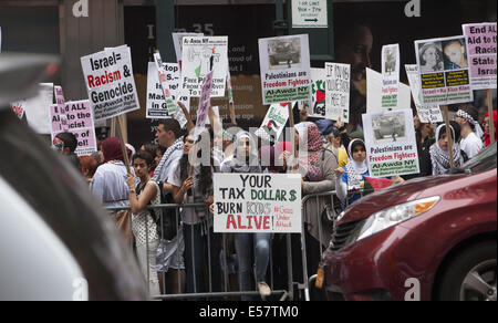 Große pro-palästinensischen, Anti-israelischen Kundgebung in der Nähe des israelischen Generalkonsulats in New York City. Gruppe marschierte durch Midtown Manhattan Stockfoto