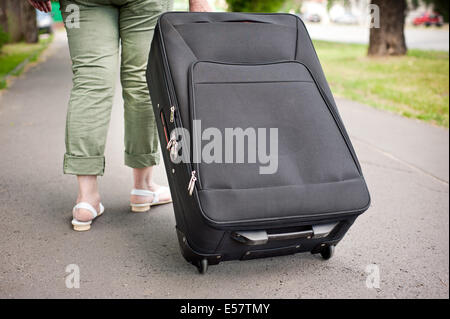 Schwarzes Material Reisegepäck auf Rädern Stockfoto