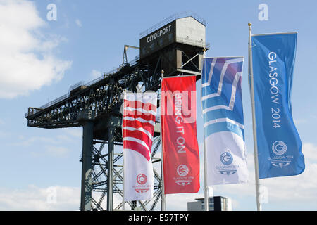 SECC Precinct, Glasgow, Schottland, Großbritannien, Dienstag, Juli 2014. Einen Tag bis zur Eröffnungszeremonie der Commonwealth Games 2014 in Glasgow warten die Spielstätten auf die Zuschauer und die Teilnehmer mit den hier gezeigten Spruchbändern und dem Finnieston Crane im Hintergrund Stockfoto