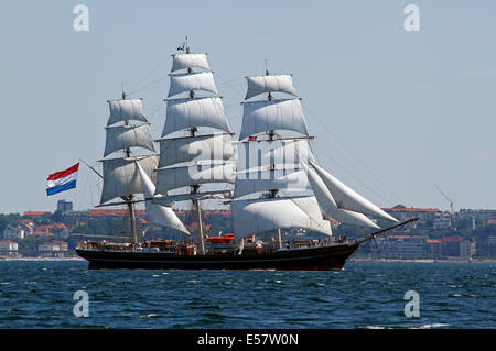 Stad Amsterdam, einem niederländischen Dreimaster Clipper, vorbei an Kronborg in Helsingør im Ton, Öresund zwischen Dänemark und Schweden. Im Hintergrund Helsingborg Stockfoto