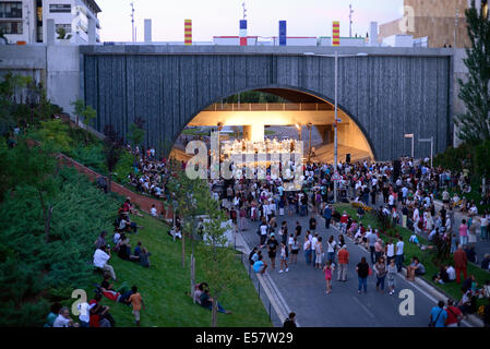 Aix en Provence, Frankreich. 22. Juli 2014. Europas größte Wasserwand eingeweiht in Aix en Provence, Frankreich. Der Wandbrunnen bietet einen monumentalen Eingang zu einem neuen Stadtteil von Aix, die historische Hauptstadt der Provence und einer Stadt, berühmt für seine Straße Brunnen. Das neue Projekt, konzipiert vom Innenarchitekten Christian Ghion, Maßnahmen 36 Meter lang und mit einer Höhe von 17 Metern... und 940.000€ Kosten. Bildnachweis: Chris Hellier/Alamy Live-Nachrichten Stockfoto