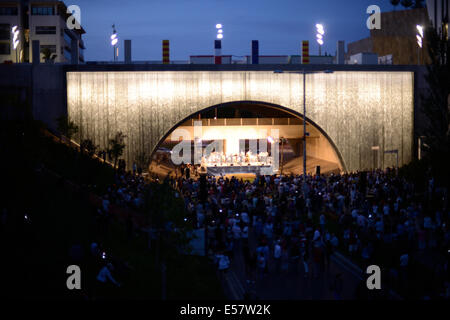 Aix en Provence, Frankreich. 22. Juli 2014. Europas größte Wasser Wand eingeweiht in Aix en Provence, Frankreich. Der Wandbrunnen bietet einen monumentalen Eingang zu einem neuen Stadtteil von Aix, die historische Hauptstadt der Provence und einer Stadt, berühmt für seine Straße Brunnen. Die neue Projektmaßnahmen 36 m lang mit einer Höhe von 17 Metern und 940.000€ Kosten. Bildnachweis: Chris Hellier/Alamy Live-Nachrichten Stockfoto