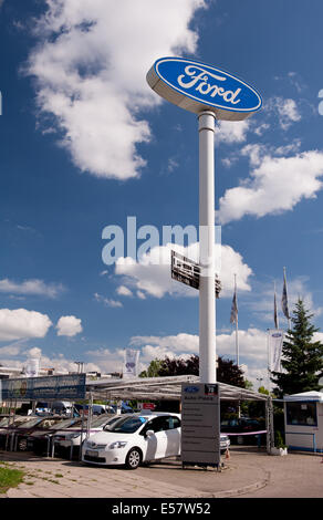 Ford Autos Markenzeichen auf blauem Himmel Stockfoto