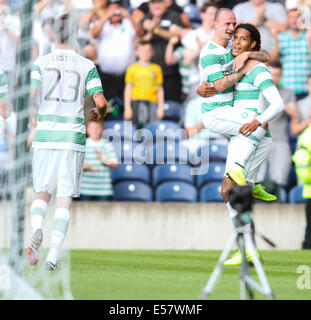 Glasgow, Schottland. 22. Juli 2014. Champions League 2. Qualifikationsrunde, 2. Etappe. Celtic gegen KR Reykjavik. Virgil van Dijk feiert sein zweite Tor mit Leigh Griffiths Credit: Action Plus Sport/Alamy Live News Stockfoto