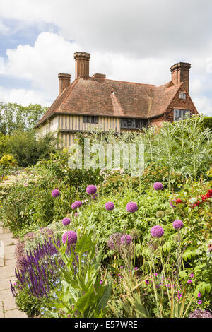 Haus und lange Grenze an der Großen Dixter, Ewhurst, East Sussex, Architekten Edwin Lutyens, der Heimat des berühmten Gärtner Christopher Lloyd Stockfoto