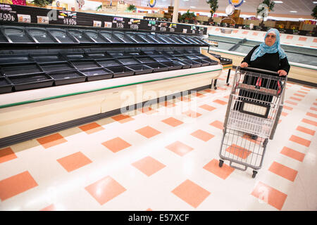 Chelsea, Massachusetts, USA. 22. Juli 2014. Produkte Regale im Supermarkt Market Basket in Chelsea, Massachusetts fast leer bleiben, da Arbeitnehmer weiterhin Streik anspruchsvolle CEO gefeuert, Arthur T. Demoulas, wiederhergestellt werden. Bildnachweis: Nicolaus Czarnecki/ZUMA Draht/Alamy Live-Nachrichten Stockfoto