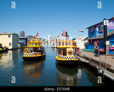 Zwei Victoria H2O Wassertaxis und Touristen am Fishermans Wharf in Victoria, British Columbia, Kanada. Stockfoto