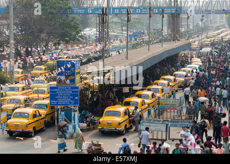 KOLKATA, Indien - 11 Februar: Reihen von Taxis wartet auf Kunden an Howrah station, Kolkata im Februar 2014. Stockfoto